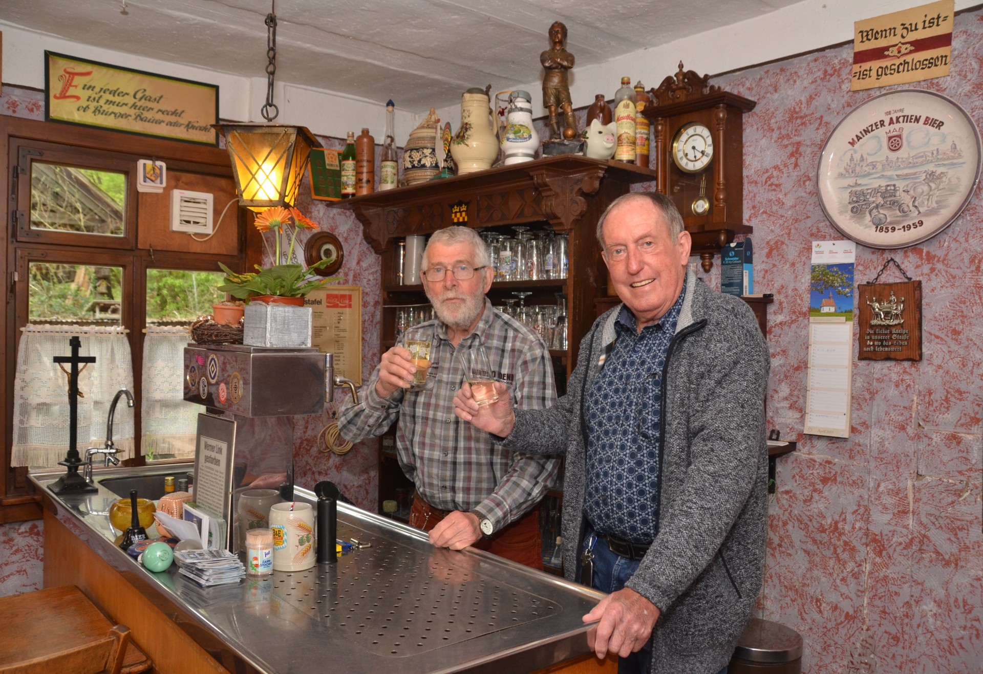 Rolf Kehl (rechts) und Karl-Heinz Kindgen in der "Kleinen Kneipe" im Freilichtmuseum