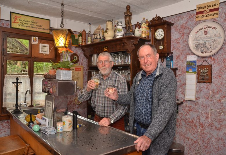 Eine Ära geht zu Ende! Rolf Kehl (rechts) und Karl-Heinz Kindgen in der "Kleinen Kneipe" im Freilichtmuseum