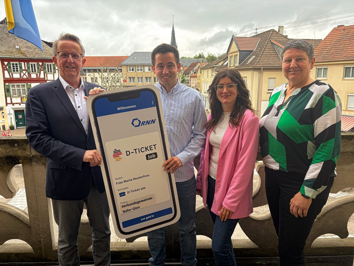 Symbolische Übergabe des Deutschland-Ticket Jobs an die Verbandsgemeinde Nahe-Glan. Von links: Verbandsgemeindebürgermeister Uwe Engelmann, Alessandro Conradt (Leiter des Großkundemanagements/RNN), Sarah Hill (Key-Account Managerin/RNN), Simone Schmidt (Büroleiterin VG Nahe-Glan)