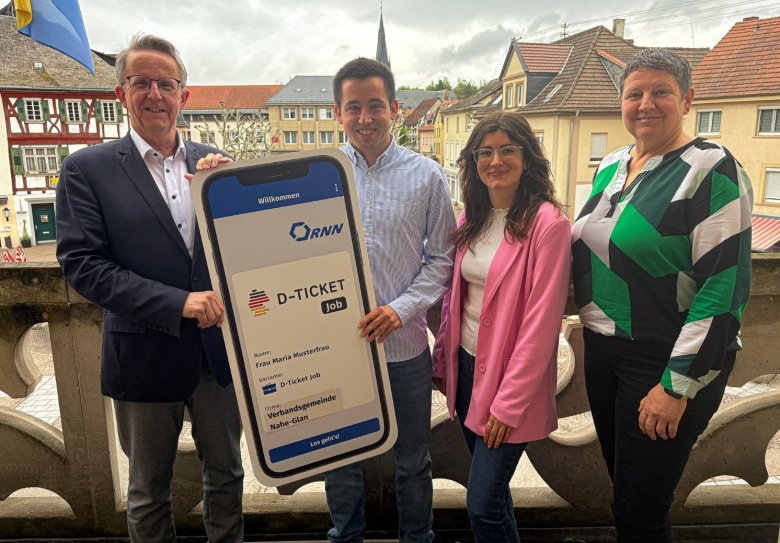 Symbolische Übergabe des Deutschland-Ticket Jobs an die Verbandsgemeinde Nahe-Glan. Von links: Verbandsgemeindebürgermeister Uwe Engelmann, Alessandro Conradt (Leiter des Großkundemanagements/RNN), Sarah Hill (Key-Account Managerin/RNN), Simone Schmidt (Büroleiterin VG Nahe-Glan)
