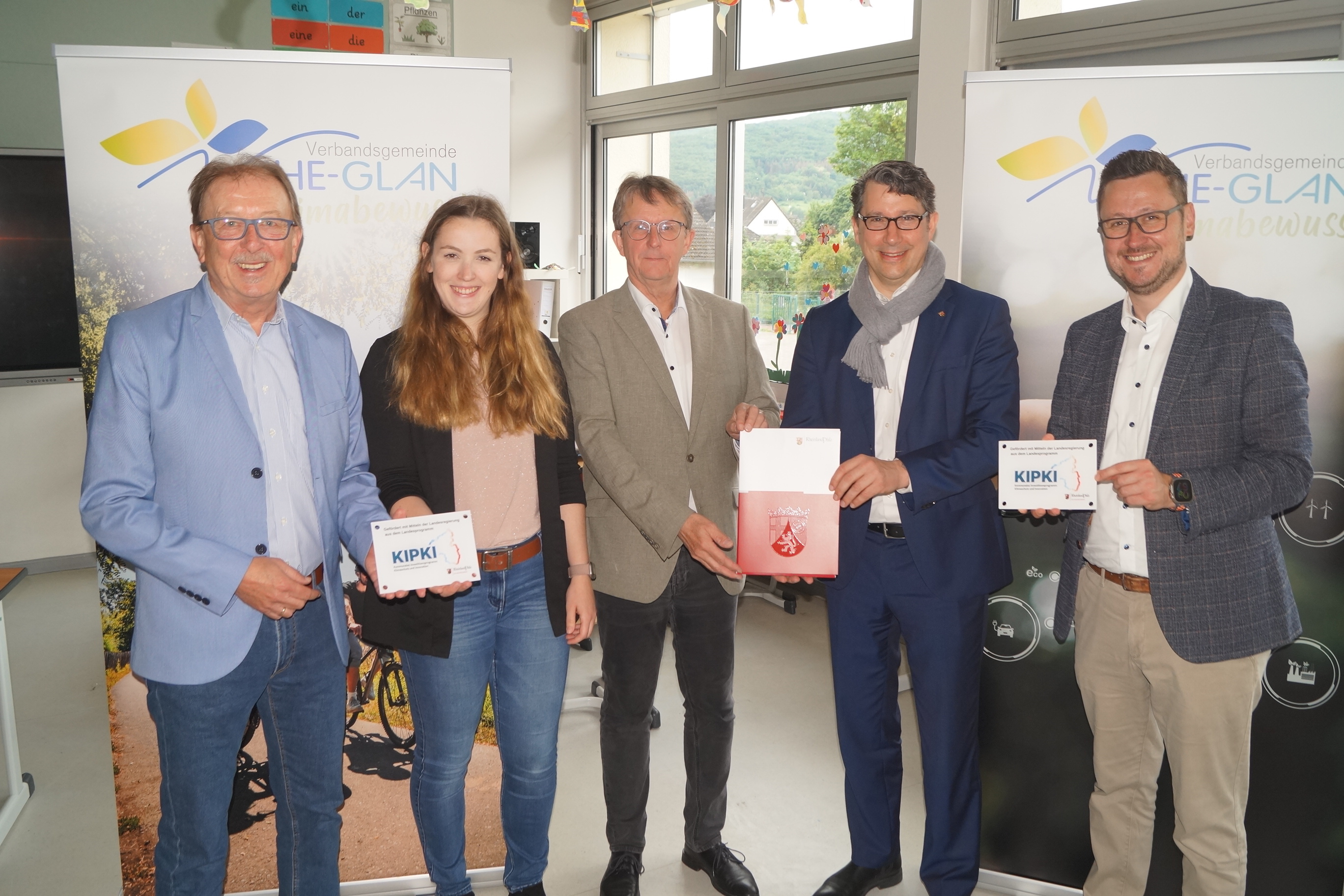 5 Personen bei der Übergabe des Förderbescheides