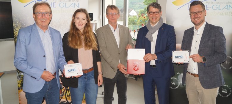 5 Personen bei der Übergabe des Förderbescheides