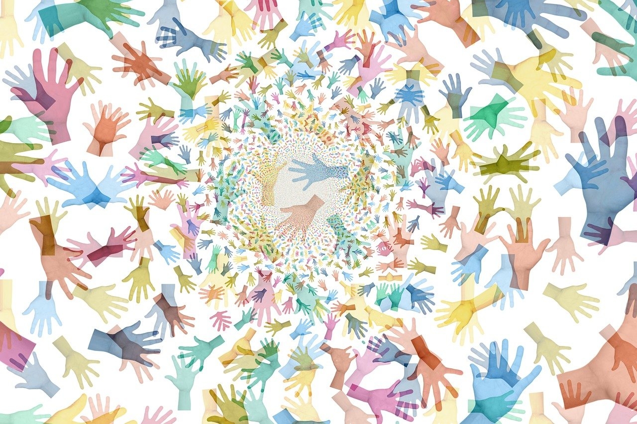 viele bunte Hände kreisförmig angeordnet