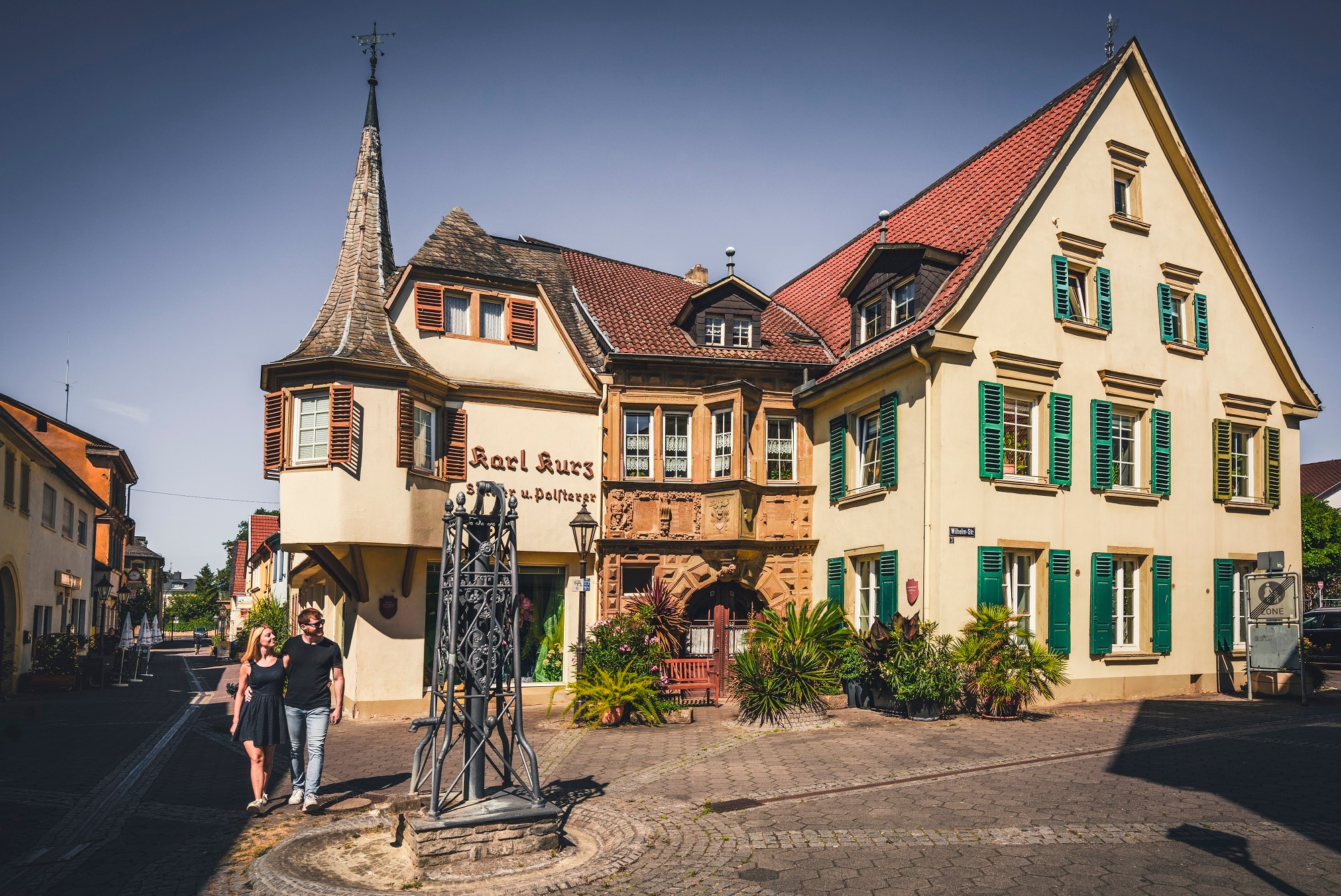 historisches Gebäude mit der Aufschrift Karl Kurz Sattler u. Polsterer