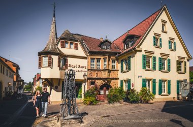 historisches Gebäude mit der Aufschrift Karl Kurz Sattler u. Polsterer