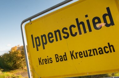 Foto Nahaufnahme des Ortsschilds der Ortsgemeinde Ippenschied.