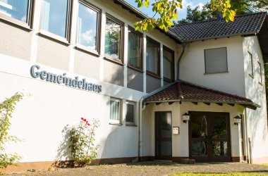 Foto eines zweistöckigen Gebäudes mit der Aufschrift Gemeindehaus