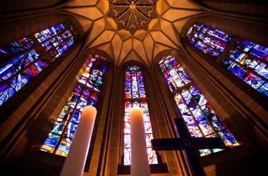 Kirchengewölbe mit bunten Fenstern