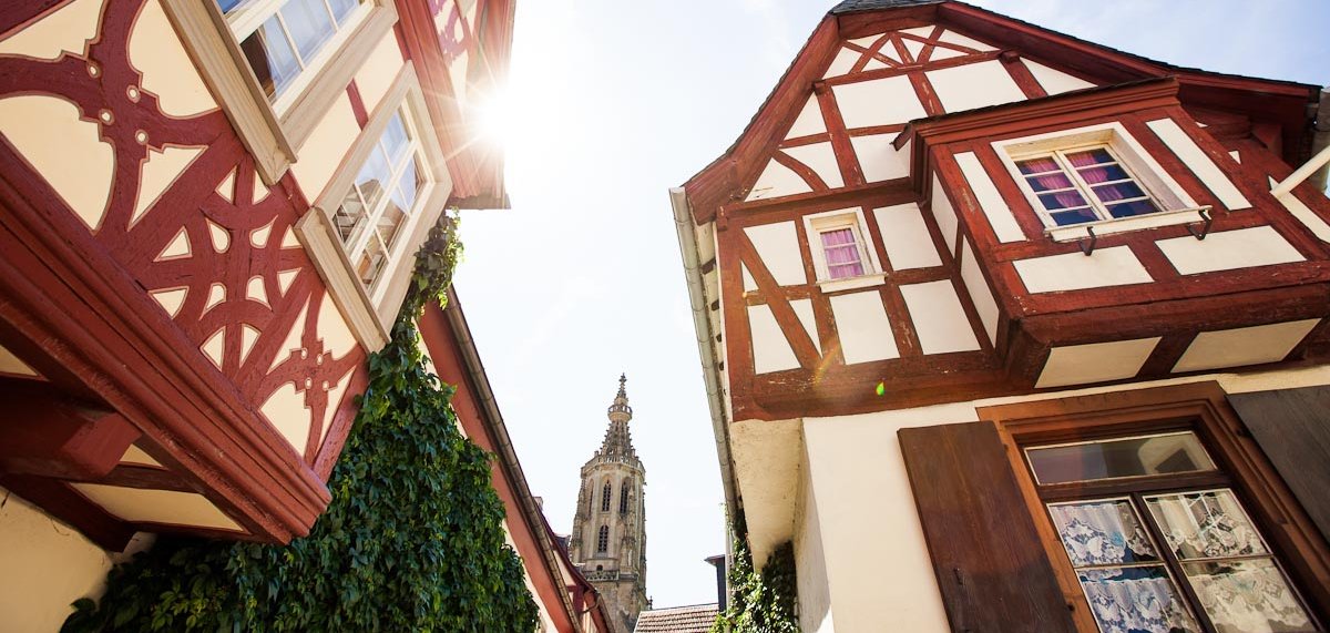 historische Fachwerkgebäude mit Kirchturm im Hintergrund