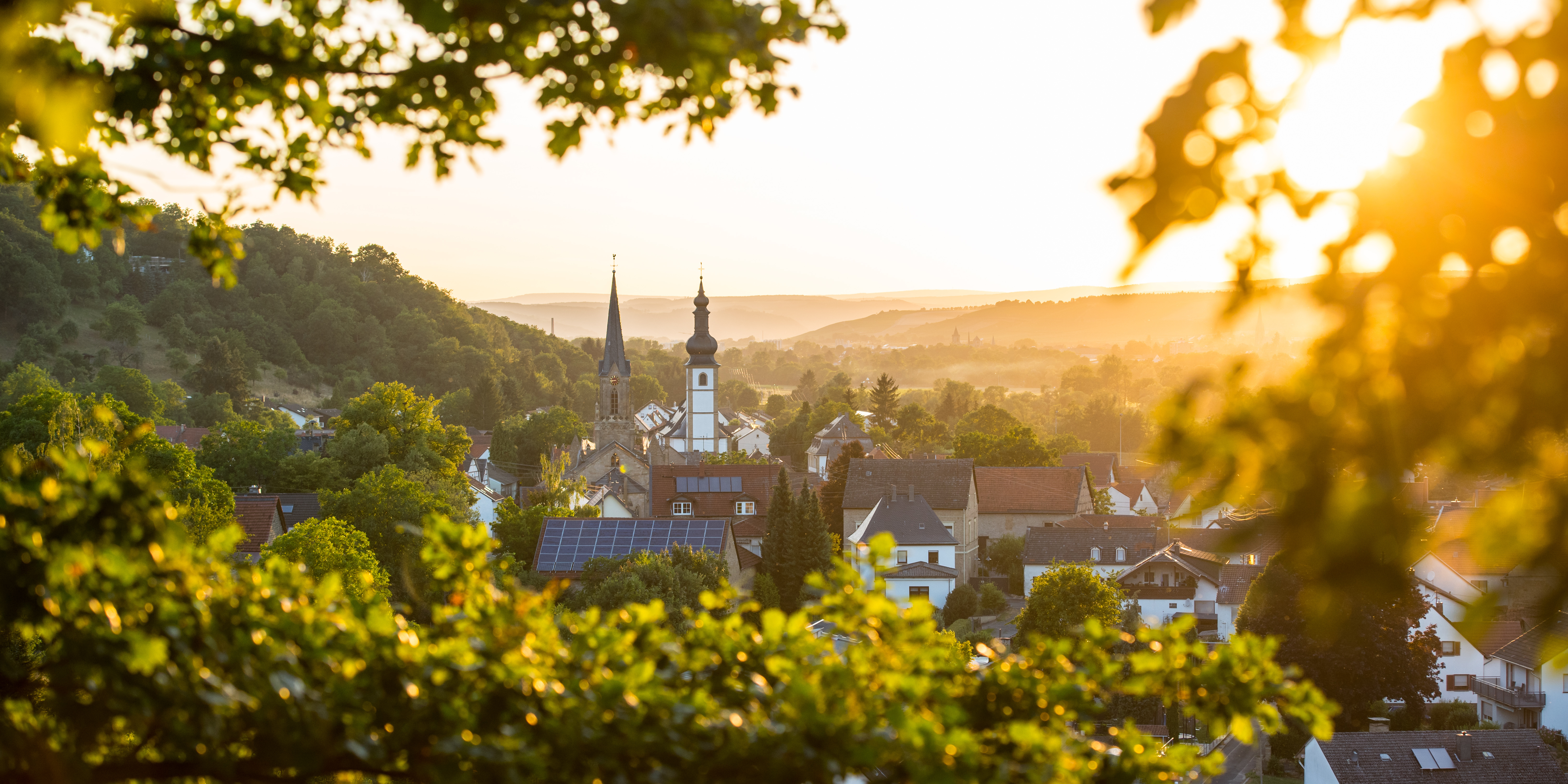 Ortsansicht umrahmt von grüner Landschaft