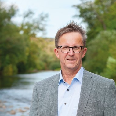 Verbandsgemeinde Bürgermeister Uwe Engelmann mit der Nahe im Hintergrund