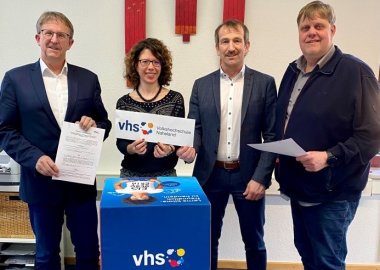 Uwe Engelmann, Lena Lorenz, Thomas Jung und Frank Ensminger bei der Unterzeichnung der Zweckvereinbarung zur Gründung der Volkshochschule Naheland