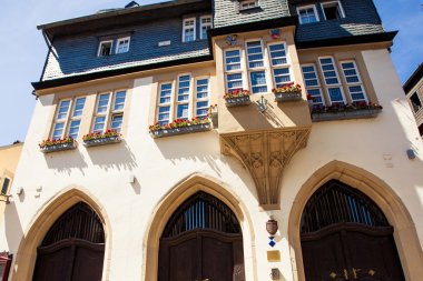 Nahaufnahme der Gebäudefront des Rathauses Meisenheim