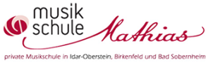 Logo der Musikschule Matthias zeigt einen kleinen zentralen Ausschnitt des Violinschlüssels neben dem Schriftzug Musikschule Matthias.