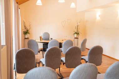 Innenaufnahme des dekorierten und bestuhlten, menschenleeren Trauzimmers im Bürgerbüro in Bad Sobernheim.