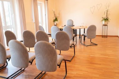 Innenaufnahme des dekorierten und bestuhlten, menschenleeren Trauzimmers im Bürgerbüro in Bad Sobernheim.