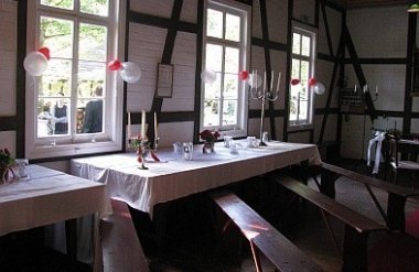 Innenaufnahme des dekorierten und bestuhlten, menschenleeren Trauzimmers Winterburger Tanzsaal im Freilichtmuseum Bad Sobernheim.
