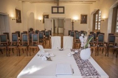 Innenaufnahme des dekorierten und bestuhlten, menschenleeren Trauzimmers Meisenheim.