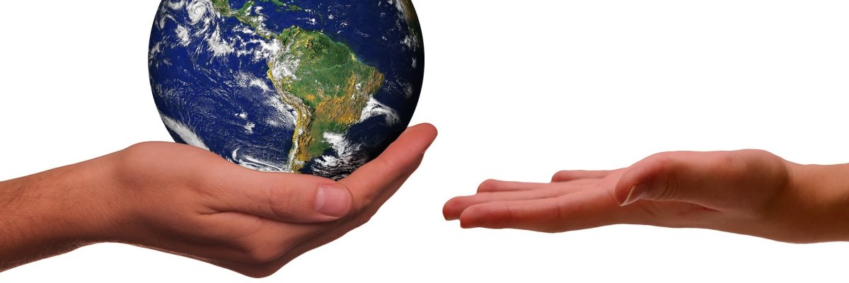 Symbolbild zum Thema Klimaschutz, eine Hand  überreicht die Erdkugel einer anderen