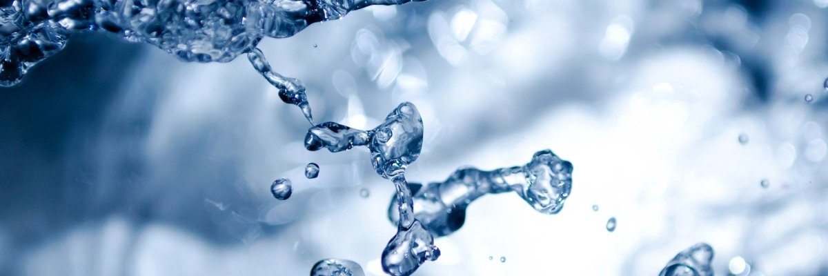 Symbolbild Nahaufnahme bewegtes Wasser