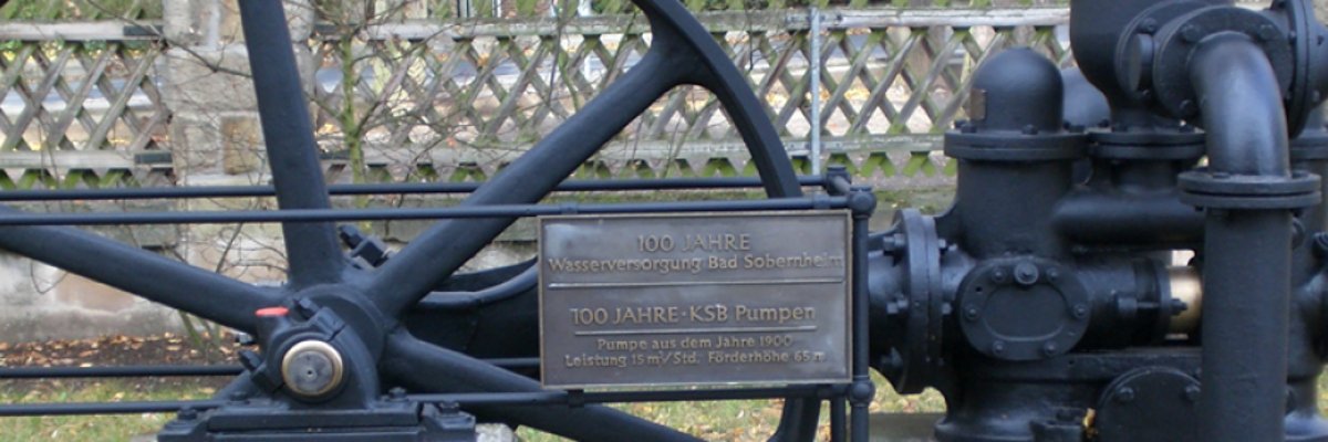 Nahaufnahme historische Pumpe der Verbandsgemeindewerke